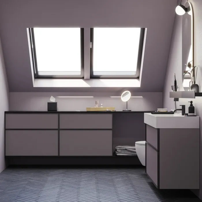 Badeværelse med skrå vægge inspiration, med badeværelsesmøbler i lilla med elegante rammefronter, flot ovalt spejl med lampe, smuk og praktisk hylde, samt lillamalet væg og gråt sildebensgulv, der giver et elegant og moderne udtryk.