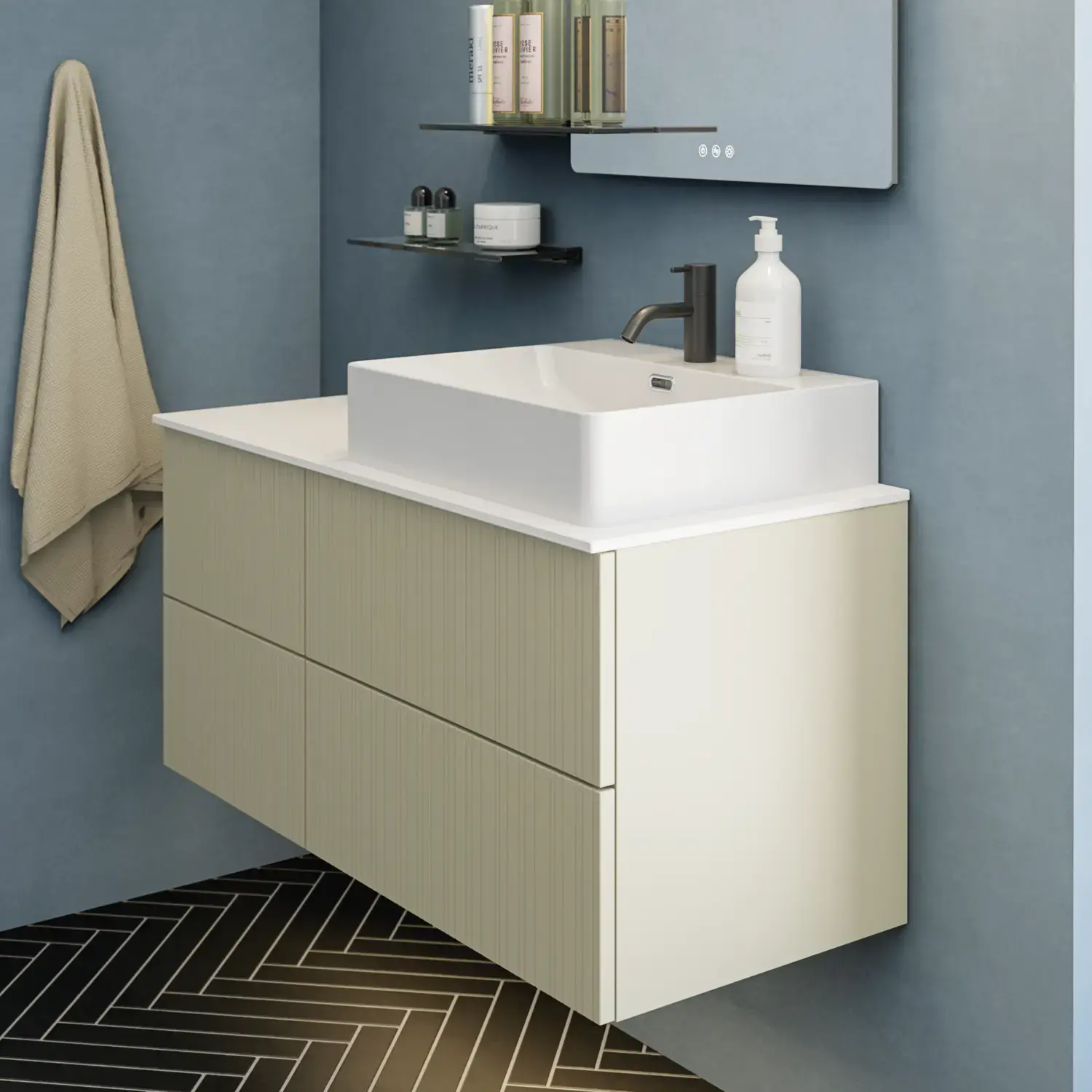 Badeværelse med skrå loft inspiration, beige badeværelsesmøbler med rifler, elegant bordplade samt firkantet bordstående håndvask, smukt firkantet spejl med stilfulde hylder, blå vægge, store vinduer og sort sildebensgulv giver et lyst og urban udtryk.