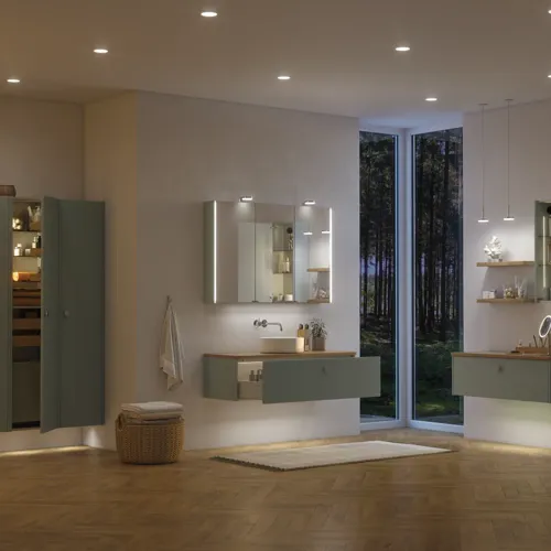 Stort badeværelse inspiration i nordisk stil med badeværelsesmøbler i lys blå farve og træbordplade med elegant bordstående håndvask, sildebensgulv i træ, der skaber en lys og klassisk stil