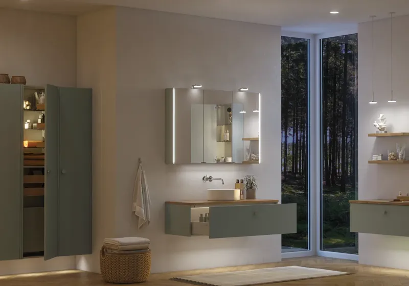 Stort badeværelse inspiration i nordisk stil med badeværelsesmøbler i lys blå farve og træbordplade med elegant bordstående håndvask, sildebensgulv i træ, der skaber en lys og klassisk stil