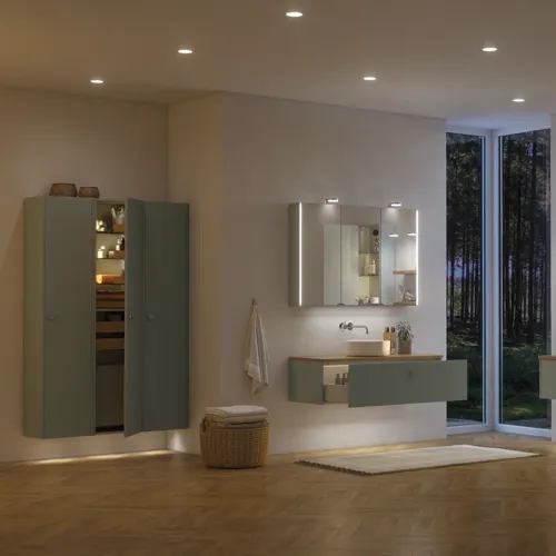 Stort badeværelse inspiration i nordisk stil med badeværelsesmøbler i lys blå farve og træbordplade med elegant bordstående håndvask, sildebensgulv i træ, der skaber en lys og klassisk stil