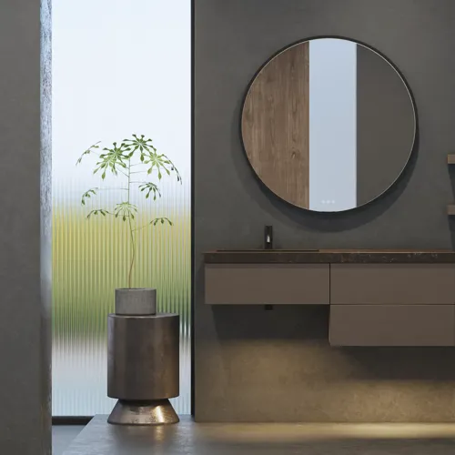 Stilrent og rummeligt badeværelse inspiration med stort rundt spejl med sort ramme, mørk stenvask, farvet toilet, overskab og åben reol i et sofistikeret og dæmpet design