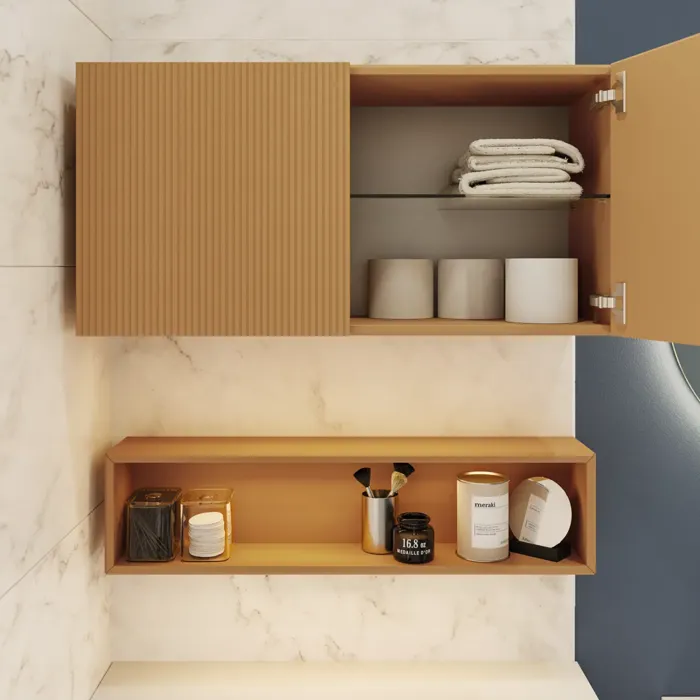 Lille stilfuldt badeværelse med mørkeblå vægge, bløde gule badeværelsesmøbler med riller, og elegant rundt spejl med lampe