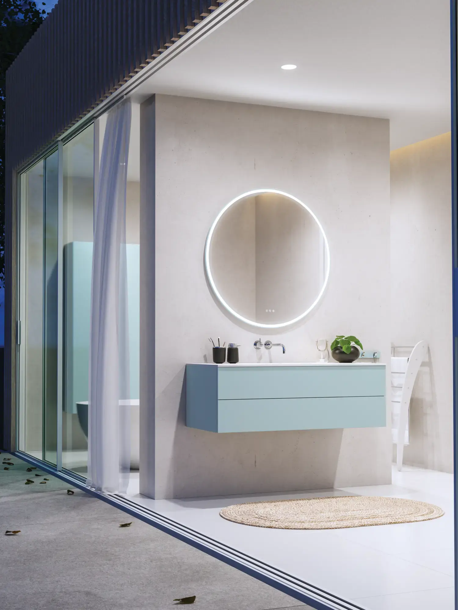 Stort og lækkert badeværelse med badeværelsesmøbler i lyse, blå farver og holdt i nordisk stil