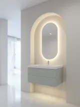 Stilfuld og moderne badeværelse inspiration med ovale spejle med lysstyring, stenvaske og vaskeskabe med fine og elegante riller i et minimalistisk design, badeværelset har en lys og luftig atmosfære med elegant belysning og raffinerede detaljer