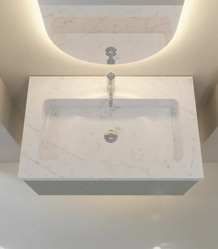 Stilfuld og moderne badeværelse inspiration med ovale spejle med lysstyring, stenvaske og vaskeskabe med fine og elegante riller i et minimalistisk design, badeværelset har en lys og luftig atmosfære med elegant belysning og raffinerede detaljer