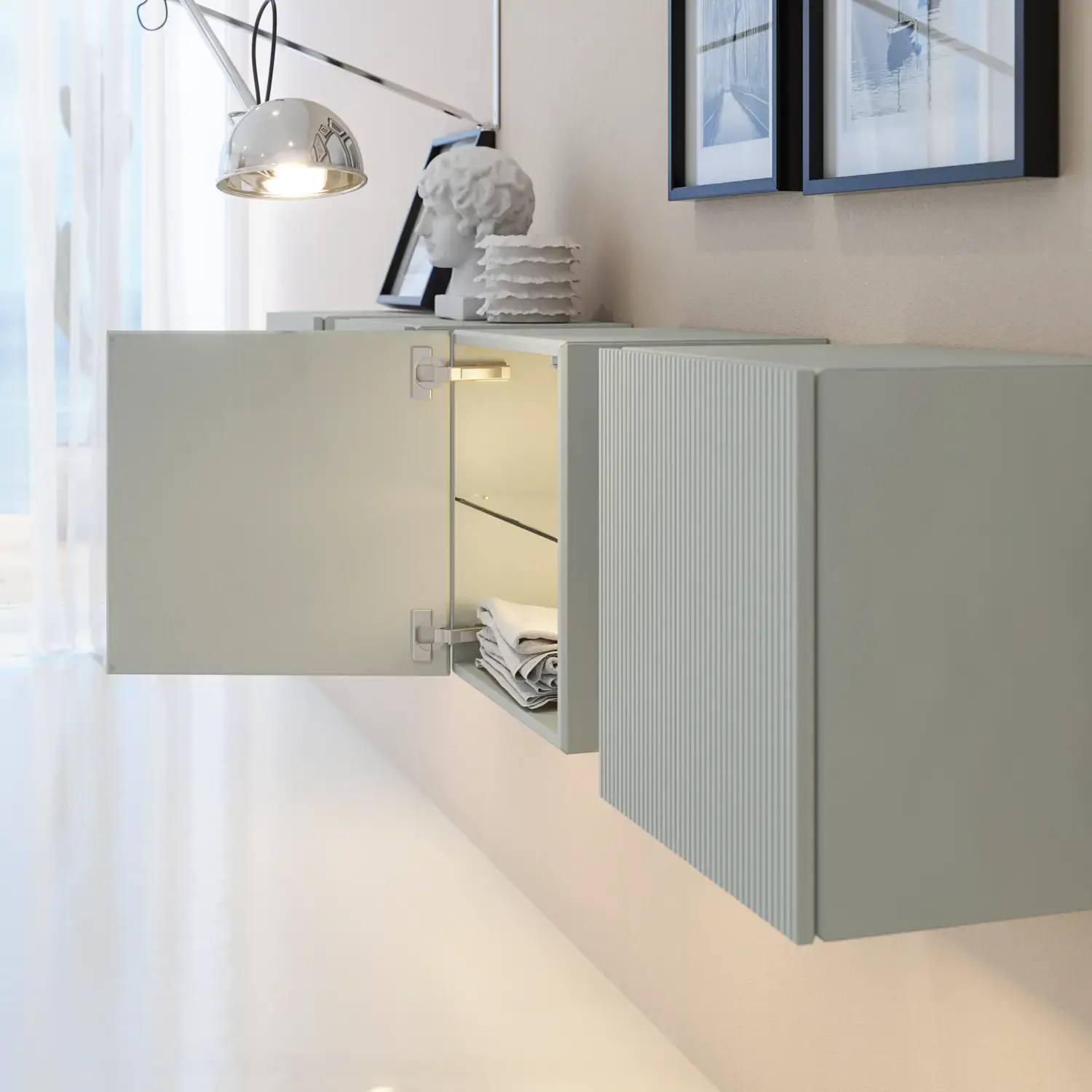 Stilfuld og moderne badeværelse inspiration med ovale spejle med lysstyring, stenvaske og vaskeskabe med fine og elegante riller i et minimalistisk design, badeværelset har en lys og luftig atmosfære med elegant belysning og raffinerede detaljer