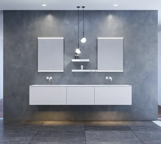 Stort og moderne minimalistisk badeværelse inspiration med dobbeltvask, firkantede spejle med lysstyring, stilfulde pendler, store grå fliser, og et rummeligt design med masser af naturligt lys