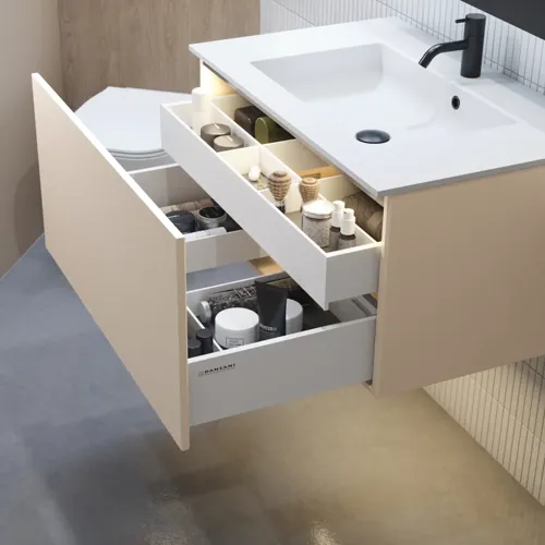 Stilfuld badeværelse inspiration med beige vaskeskab med inderskuffe, overskab, åben reol, oval spejl med belysning, matchende pendler, hylde under spejlet, og væghængt toilet. Vægge med lyse, aflange fliser