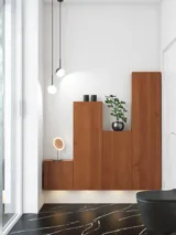 Moderne og stilfuld badeværelse inspiration med oval spejl med sort ramme og lysstyring, farvet toilet, vaskeskab, underskabe og skabe i rødbrun eg, Silestone vask og matchende gulv