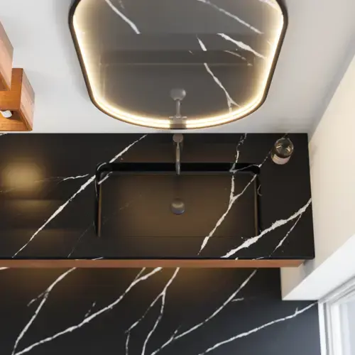 Moderne og stilfuld badeværelse inspiration med oval spejl med sort ramme og lysstyring, farvet toilet, vaskeskab, underskabe og skabe i rødbrun eg, Silestone vask og matchende gulv