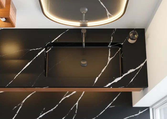 Moderne og stilfuld badeværelse inspiration med oval spejl med sort ramme og lysstyring, farvet toilet, vaskeskab, underskabe og skabe i rødbrun eg, Silestone vask og matchende gulv