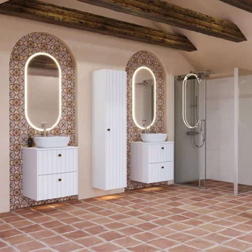 Stort badeværelse inspiration med hvide møbler med riller, elegante bordplader og bordstående håndvaske, ovale spejle med lys, synlige bjælker og fliser med mønster giver et vintage og stilfuldt udtryk