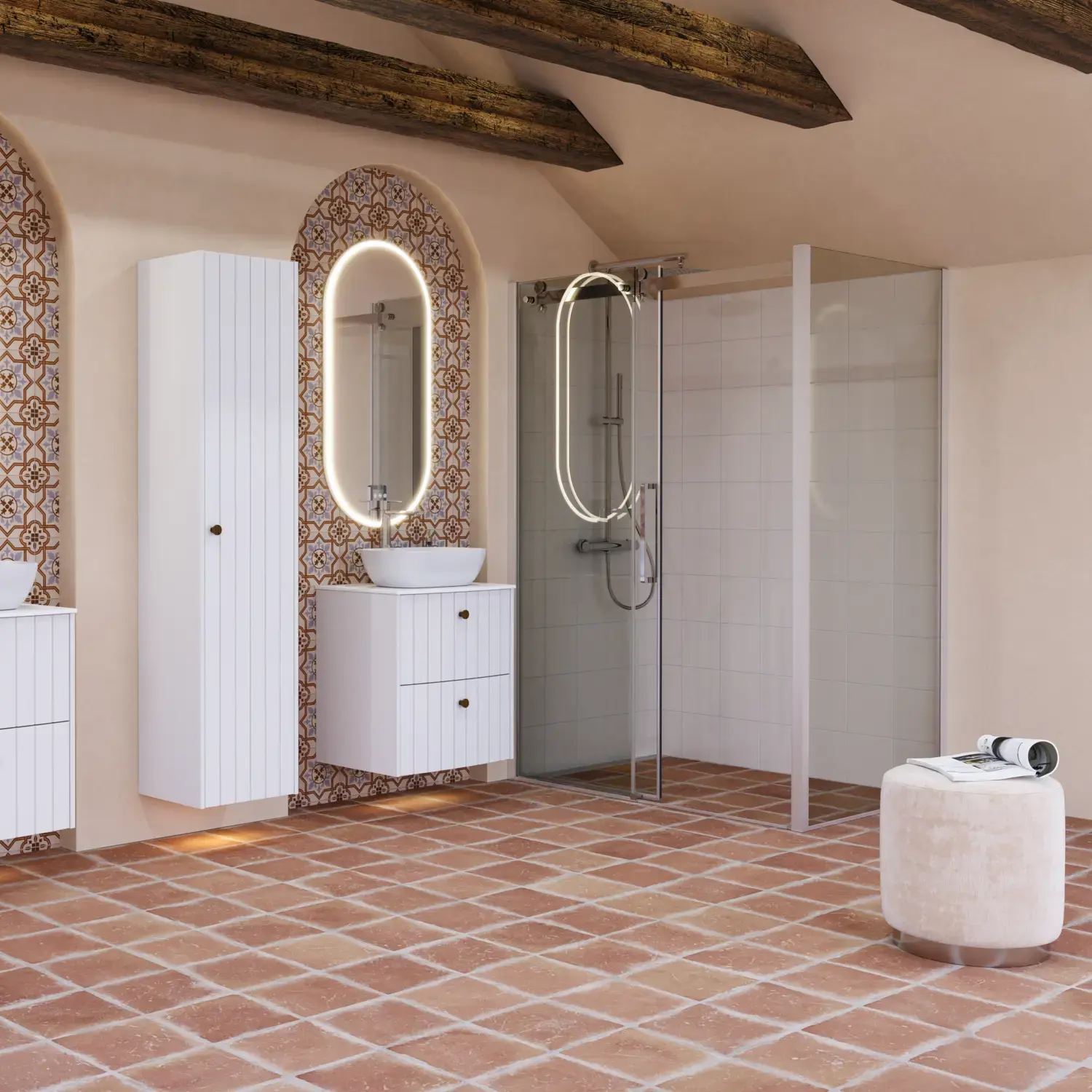 Stort badeværelse inspiration med hvide møbler med riller, elegante bordplader og bordstående håndvaske, ovale spejle med lys, synlige bjælker og fliser med mønster giver et vintage og stilfuldt udtryk