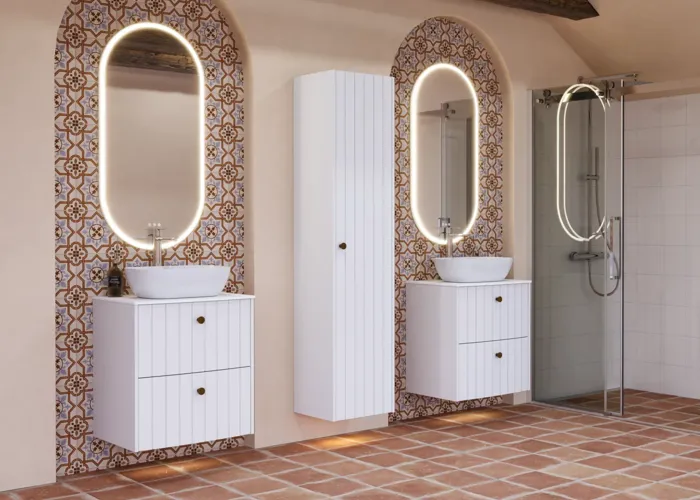 Stort badeværelse inspiration med hvide møbler med riller, elegante bordplader og bordstående håndvaske, ovale spejle med lys, synlige bjælker og fliser med mønster giver et vintage og stilfuldt udtryk