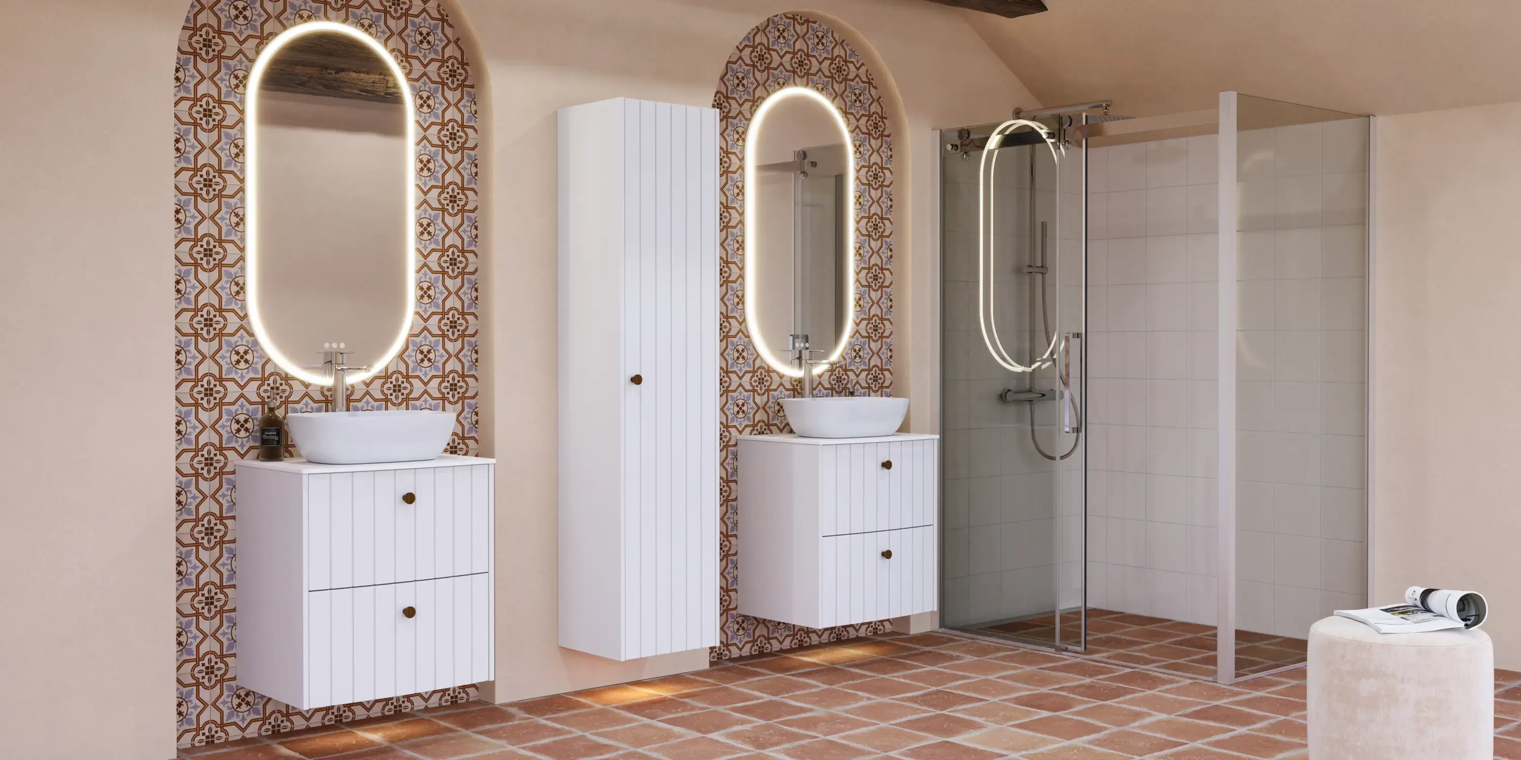 Stort badeværelse inspiration med hvide møbler med riller, elegante bordplader og bordstående håndvaske, ovale spejle med lys, synlige bjælker og fliser med mønster giver et vintage og stilfuldt udtryk