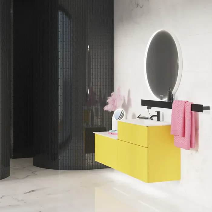 Stort badeværelse inspiration med gult vaskeskab med elegant hvid vask og bordplade, stilfuld sort hylde samt smukt rundt spejl med hvid kant, hvide marmorvæg samt gulv og små sorte fliser giver et moderne og urban udtryk.