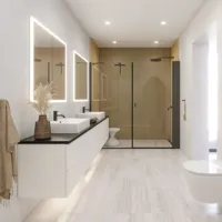 Stort badeværelse inspiration i moderne og minimalistisk stil med hvide badeværelsesmøbler og elegant sort bordplade med firkantede bordstående håndvaske, æstetiske og praktiske indbyggede spejlskabe med lysramme samt walk-in brusebad