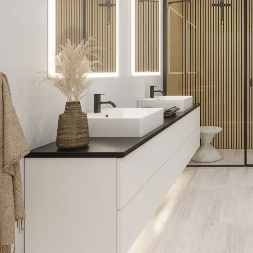 Stort badeværelse inspiration i moderne og minimalistisk stil med hvide badeværelsesmøbler og elegant sort bordplade med firkantede bordstående håndvaske, æstetiske og praktiske indbyggede spejlskabe med lysramme samt walk-in brusebad