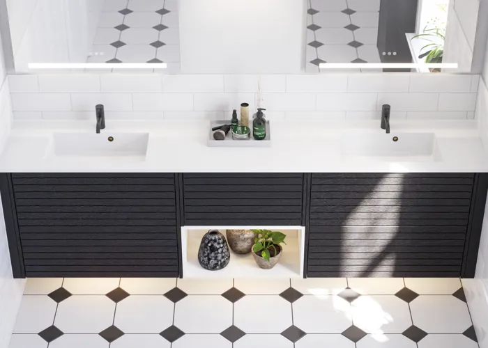 Stort badeværelse inspiration med badeværelsesmøbler i eg noir med elegante lameller, stilfuld dobbelt håndvask, firkantede spejle, hvide fliser med geometrisk mønster giver et lyst, symmetrisk og klassisk udtryk.