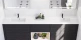 Stort badeværelse inspiration med badeværelsesmøbler i eg noir med elegante lameller, stilfuld dobbelt håndvask, firkantede spejle, hvide fliser med geometrisk mønster giver et lyst, symmetrisk og klassisk udtryk.