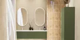 Stort og luksuriøst badeværelse med flotte ovale spejle og smukke fliser i naturfarver