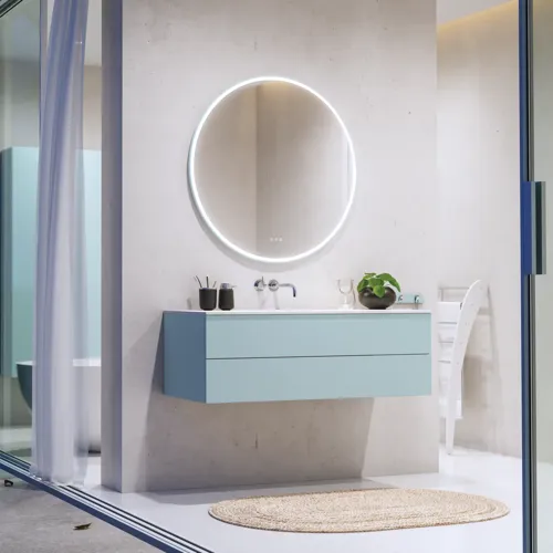 Stort og lækkert badeværelse med badeværelsesmøbler i lyse, blå farver og holdt i nordisk stil