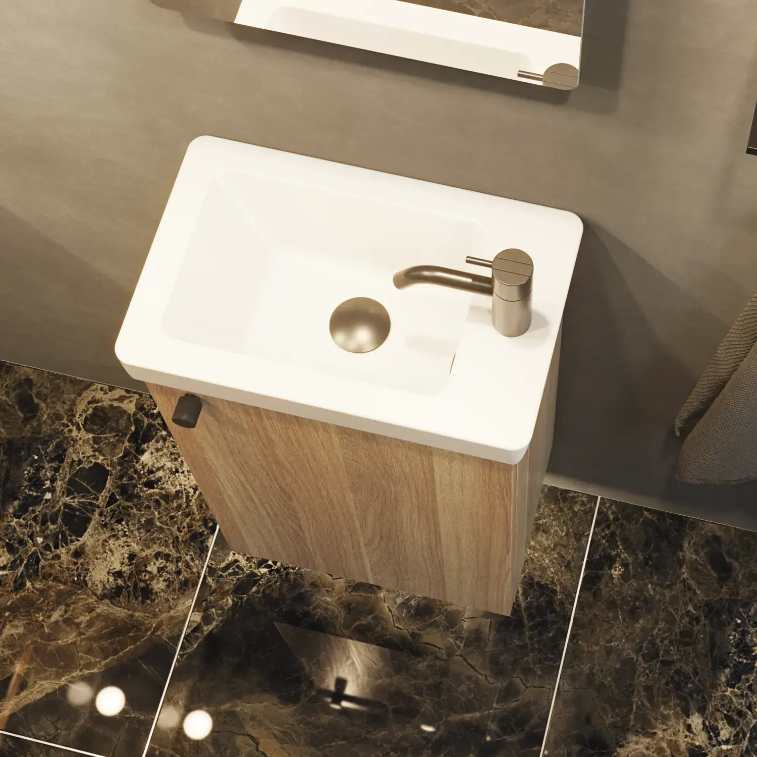 Stilrent og minimalistisk badeværelse inspiration med mikro håndvask med lille vaskeskab, firkantet spejl med afrundede hjørner og lampe, samt elegant spejlskab.