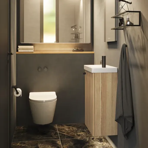 Stilrent og minimalistisk badeværelse inspiration med mikro håndvask med lille vaskeskab, firkantet spejl med afrundede hjørner og lampe, samt elegant spejlskab.