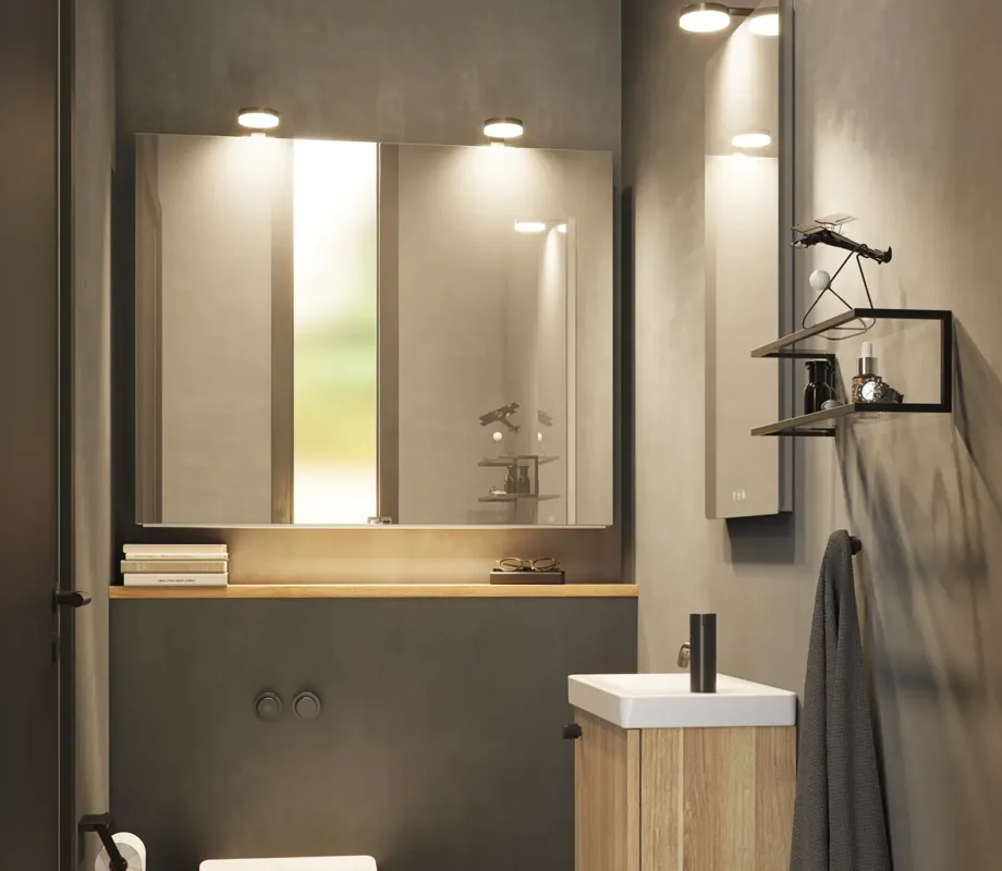 Stilrent og minimalistisk badeværelse inspiration med mikro håndvask med lille vaskeskab, firkantet spejl med afrundede hjørner og lampe, samt elegant spejlskab.
