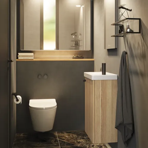 Stilrent og minimalistisk badeværelse inspiration med mikro håndvask med lille vaskeskab, firkantet spejl med afrundede hjørner og lampe, samt elegant spejlskab.