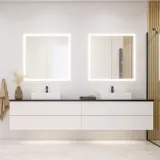 Stort badeværelse inspiration i moderne og minimalistisk stil med hvide badeværelsesmøbler og elegant sort bordplade med firkantede bordstående håndvaske, æstetiske og praktiske indbyggede spejlskabe med lysramme samt walk-in brusebad