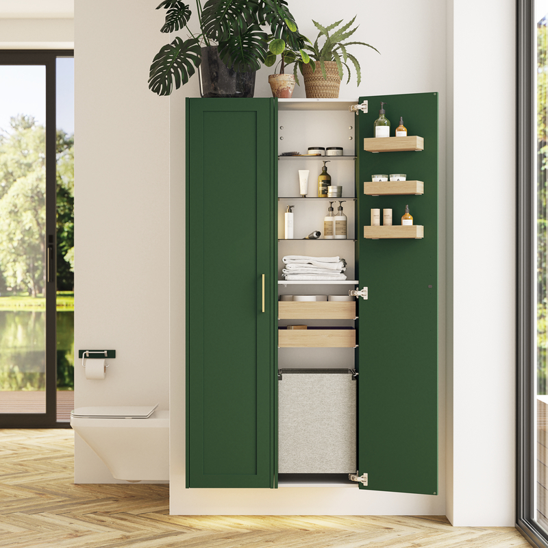 Stort badeværelse i grønne farver med vaskeskab, ovalt spejl med guldkant og smukke låger med ramme