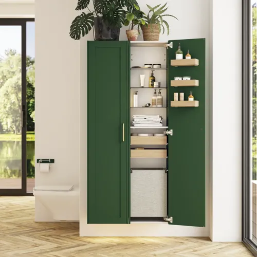 Stort badeværelse i grønne farver med vaskeskab, ovalt spejl med guldkant og smukke låger med ramme