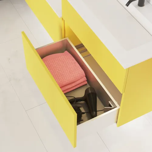 Stort badeværelse inspiration med gult vaskeskab med elegant hvid vask og bordplade, stilfuld sort hylde samt smukt rundt spejl med hvid kant, hvide marmorvæg samt gulv og små sorte fliser giver et moderne og urban udtryk.