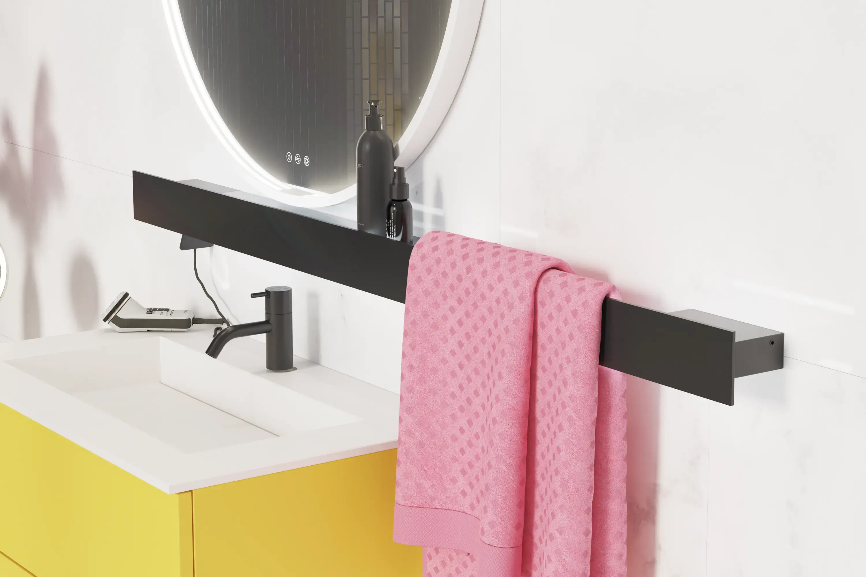 Stort badeværelse inspiration med gult vaskeskab med elegant hvid vask og bordplade, stilfuld sort hylde samt smukt rundt spejl med hvid kant, hvide marmorvæg samt gulv og små sorte fliser giver et moderne og urban udtryk.