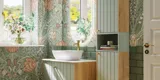 Badeværelse inspiration med grønne møbler i specialfarve med sider i natur eg, elegante riller, stilfuld bordplade med romantisk oval håndvask, smukt ovalt spejl og blomstret tapet giver et yndefuldt, vintage retro udtryk.