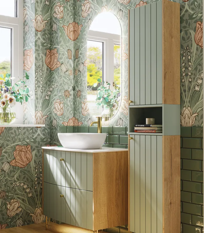 Badeværelse inspiration med grønne møbler i specialfarve med sider i natur eg, elegante riller, stilfuld bordplade med romantisk oval håndvask, smukt ovalt spejl og blomstret tapet giver et yndefuldt, vintage retro udtryk.