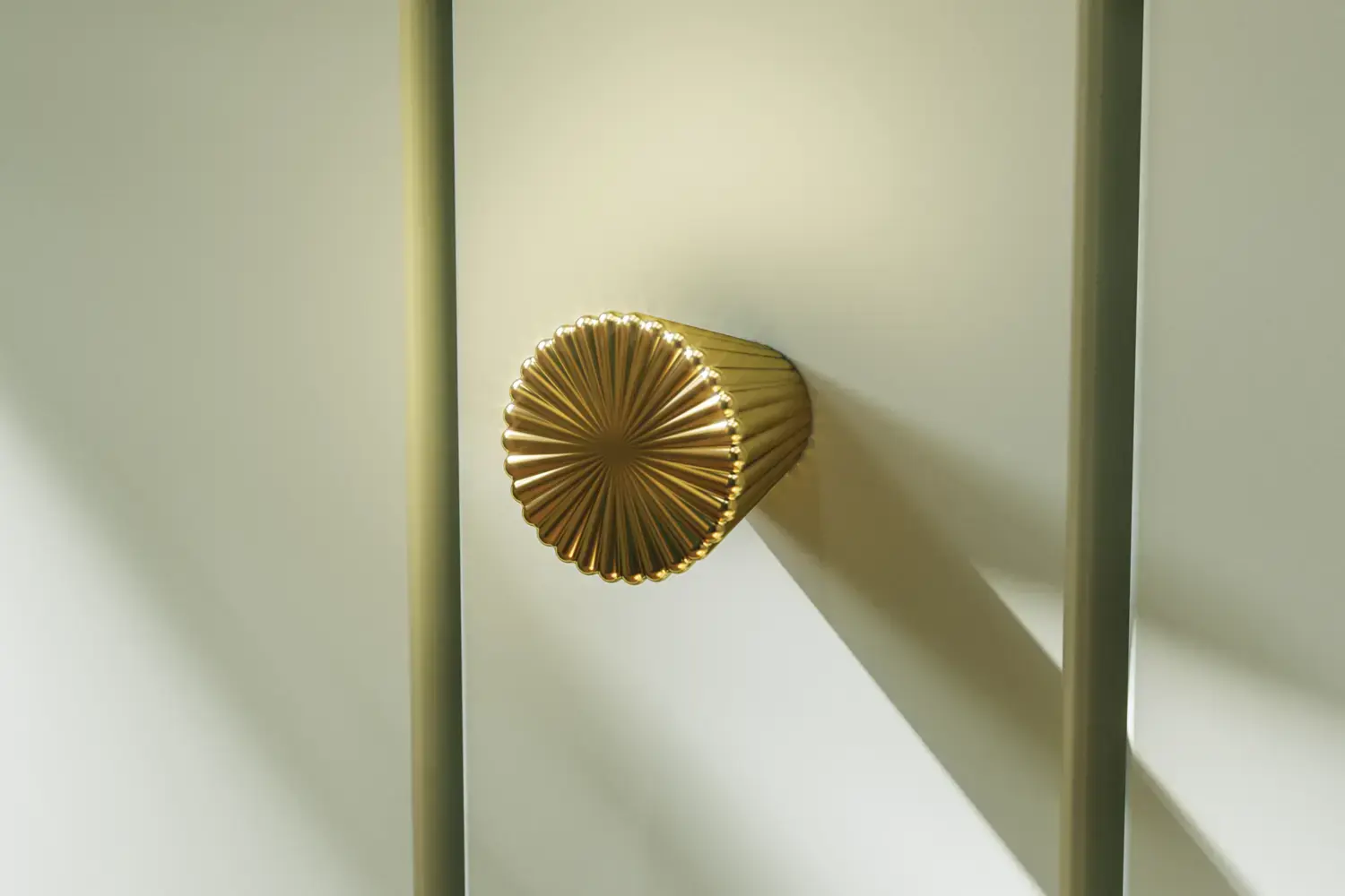 Badeværelse inspiration med grønne møbler i specialfarve med sider i natur eg, elegante riller, stilfuld bordplade med romantisk oval håndvask, smukt ovalt spejl og blomstret tapet giver et yndefuldt, vintage retro udtryk.