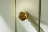 Badeværelse inspiration med grønne møbler i specialfarve med sider i natur eg, elegante riller, stilfuld bordplade med romantisk oval håndvask, smukt ovalt spejl og blomstret tapet giver et yndefuldt, vintage retro udtryk.