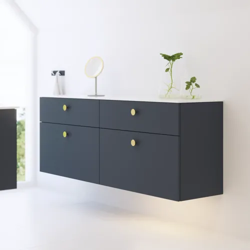 Elegant og moderne badeværelse inspiration med skrå loft, væghængte blå vaskeskab og underskabe, rund vask med messing armatur, oplyst spejl og naturligt lysindfald