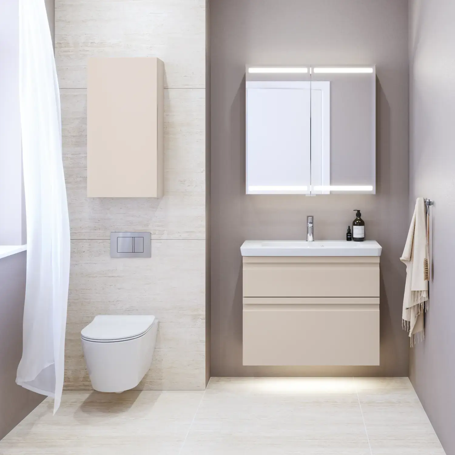 Lille badeværelse inspiration med vaskeskab og overskab over toilet i beige specialfarve, elegant spejlskab med integreret lys, de lyse farver og hvide gardin skaber en romantisk og feminin atmosfære.