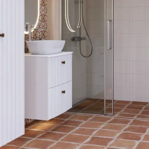 Stort badeværelse inspiration med hvide møbler med riller, elegante bordplader og bordstående håndvaske, ovale spejle med lys, synlige bjælker og fliser med mønster giver et vintage og stilfuldt udtryk