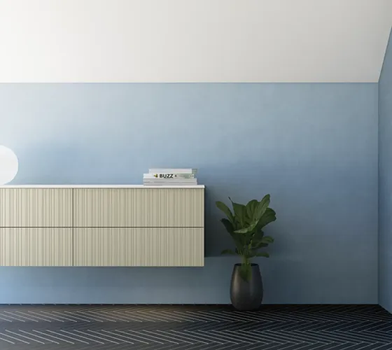 Badeværelse med skrå loft inspiration, beige badeværelsesmøbler med rifler, elegant bordplade samt firkantet bordstående håndvask, smukt firkantet spejl med stilfulde hylder, blå vægge, store vinduer og sort sildebensgulv giver et lyst og urban udtryk.