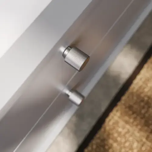 Badeværelse inspiration med skrå vægge inspiration, gråt vaskeskab og overskab, specialmål bordplader, moderne firkantet bordstående vask, firkantet spejl med lys, rå beton vægge og gulve giver et urban udtryk