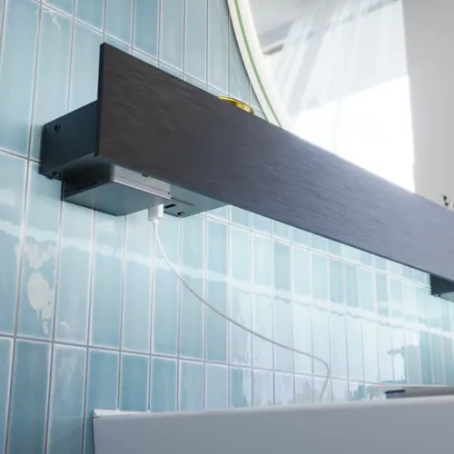 Badeværelse inspiration med aflange blå fliser, badeværelsesmøbler i natur eg med sorte detaljer, som skaber et harmonisk og sofistikeret udtryk