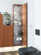 Moderne og stilfuld badeværelse inspiration med oval spejl med sort ramme og lysstyring, farvet toilet, vaskeskab, underskabe og skabe i rødbrun eg, Silestone vask og matchende gulv