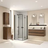 Stort badeværelse inspiration med badeværelsesmøbler i brun eg med sorte rammefronter, elegant dobbeltvask samt sort hylde, firkantede spejle med afrundede hjørner, sort hjørnebrus med foldedøre, hvide fliser og beige vægge giver et moderne udtryk