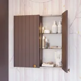 Badeværelse inspiration, vaskeskab og overskabe i lilla specialfarve med elegante riller, tynd stilfuld bordplade med bordstående håndvask, stort smukt spejl med messing kant, fliser og vægge i lilla nuancer giver et romantisk og feminint udtryk