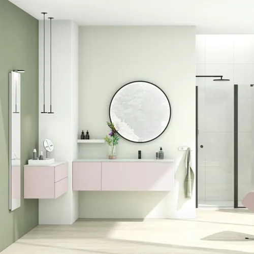 Stort og lyst badeværelse i minimalistisk stil med bløde pastelfarver og elegante grønne nuancer, stilfuldt rundt spejl og moderne indretning